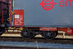 Detailbild von dem recht neuen vierachsiger Drehgestell-Flachwagen mit verschiebbarem Planenverdeck und Lademulden für Coiltransporte, 33 87 4673 052-6 F-ERSA der Gattung Shimmns-ttu, der