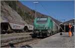 W�hrend ich auf das Man�ver der SBB Re 6/6 mit der SNCF BB 26000 wartet, ist mir entgangen, dass am Schluss des angekommen  Spaghetti -Zuges die SNCF BB 27034 nachschob und sich buchst�blich hinter