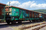 Vierachsiger offener G�terwagen E 78 in Sonderbauart, 33 87 6734 606-7 F-ERSA, der Gattung Fas E78 6, der franz�sischen Vermietungsfirma ERMEWA SA, am 22 Juli 2024 im Zugverband bei einer