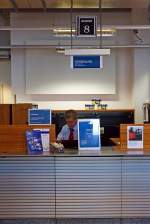 SBB Reisezentrum im Bshnhof Lausanne, am Schalter 8 heisst es ferm� (geschlossen), der freundliche Mann mu� gerade noch das Wechselgeld z�hlen (29.05.2012).