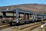 2 x 2 achsiger leerer offener Doppelstock-Autotransportwagen (Wageneinheit) 23 88 4371 317-9 B-TOUAX, der Gattung Laaers, der irländischen Vermietungsfirma TOUAX Rail Limited, am 14.02.2023 im