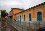   Der Bahnhof Lecco (italienisch: Stazione di Lecco) von der Straßenseite am 03.11.2019 (bei Regen).