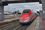  Ein Frecciarossa Zug durchf�hrt ohne Halt den Bahnhof von Firenze Campo di Marte.