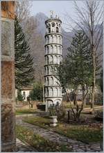 Der  Schiefe Turm von Cuzzago  im Garten des gleichnamigen Bahnhofs. 

29. Nov. 2018