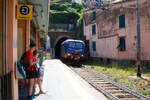 Die Trenitalia E 464.259 (91 83 2464 259-x I-TI), eine Bombardier TRAXX P160 DCP, erreicht am 22.07.2022, als Cinque Terre Express nach Levanto, den Cinque Terre Bahnhof Vernazza.