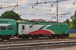 Lok E 464 901-1, schiebt ihren Zug in Ferrara in den Abstellbereich des Bahnhofs.