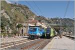 Neben dem herrlichen Bahnanlangen in Taormina Giardini gef�llt auch der bunte Bahnverkehr, hier mit der FS Trenitalia E 464 231 mit ihrem Nachtzug nach Siracusa und einem in dem neuen FS Trenitalia gehaltenen neuen Regionalzug Farben Coradia Stream Pop ETR 104 auf dem Weg nach Messina. 

13. M�rz 2026 