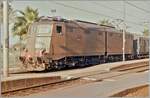 Erst auf den zweiten Blick zeigt das nicht besonders gelungene Bild der bildbeherrschenden  FS 636 interessante Details: Das Bild wurde in San Remo aufgenommen. Im Vordergrund sind neben den Bahnsteigen auf die einfachen Zugangsmöglichkeiten zu den Bahnsteigen zu sehe. IN er Zwischenzeit wurde der Bahnhof in einen Tunnel verlegt. Ein weiteres Detail ist die Fahrleitung, die noch immer an den ursprünglichen Drehstromfahrleitungsmasten hängt und die kurzen Abstände zwischen den Masten erklärt. Der Hauptgrund zum Zeigen des Bildes ist jedoch ma rechten Bildrand zu sehen ein  Centoporte  (Hunderttüren) Abteilwagen 1928R, welche von 1928 bis 1988 in verschiedenen Varianten im Einsatz standen.

Analogbild vom Juni 1985