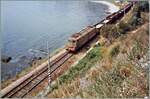 Kurz nach dem Bahnhof von  Taormina-Giardini ist diese FS 636 mit einem Güterzug auf dem Weg in Richtung Messina. 

Analog Bild vom Mai 1988