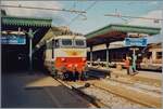 Die FS E 656 097 hat den Bahnhof von Taormina-Gardini erreicht und wartet auf die Weiterfahrt in Richtung Catania.