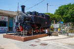Gleich zwei Dampfloks, und die eine dampft noch....;-) 

Die FS Schmalspur Zahnrad-Dampflokomotive R.370 012 als Denkmal am Bahnhof Catania Centrale am 20.07.2022. Die Zahnräder hat sie auch noch.

Die Dampflokomotive R.370 war eine mit Kohle befeuerte dreiachsige Lokomotive, die von den Italienische Staatseisenbahnen (FS - Ferrovie dello Stato Italiane) für den Einsatz auf den sizilianischen Schmalspurbahnen mit Zahnstangentrieb beschafft wurden. Die Dampflokomotiven der Gruppe R.370 wurden ab 1909 im Vorfeld auf die Inbetriebnahme der FS Schmalspurbahnen Siziliens von der Costruzioni Meccaniche di Saronno (Zweigwerk der Maschinenfabrik Esslingen) konstruiert und gebaut. Damals wurden die sehr wichtigen Schwefelabbaugebiete der Provinzen Enna, Caltanissetta und Palermo erschlossen.

Sie wurden hauptsächlich auf folgenden Bahnstrecken verwendet:
• Caltagirone - Piazza Armerina - Dittaino
• Dittaino – Assoro - Leonforte
• Agrigento-Naro-Licata
• Lercara-Filaga-Magazzolo
• Filaga-Palazzo Adriano

Es wurden insgesamt 48 dieser Dampflokomotiven gebaut. Die R.370 012 wurde 1915 gebaut und war auf der 81 km langen Bahnstrecke Caltagirone - Piazza Armerina – Dittaino, bis zur Einstellung der Strecke 1971, im Einsatz. Seit August 1985 ist sie im Bahnhof Catania Centrale als Denkmal aufgestellt. 

TECHNISCHE DATEN:
Spurweite: 950 mm
Zahnradantrieb: System Strub
Länge über Puffer: 7.678 mm
Achsabstände: 1.300 mm / 1.700 mm
Treibraddurchmesser: 950 mm
Dauerleistung: 400 PS
Maximale Zugkraft: 80 t
Höchstgeschwindigkeit: 35 km/h
Gewicht: 37t
