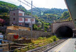 Der Cinque Terre Bahnhof Vernazza an der Bahnstrecke Pisa–Genua (RFI Strecke-Nr.