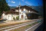 Der sch�ne Bahnhof Varzo/Stazione di Varzo an der Simplon S�drampe (Iselle - Domodossola) am 11 Juli 2022, aus einem Zug heraus aufgenommen.

Betreiber von dem Bahnhof ist die BLS AG, hier halten auch nur die RegioExpress-Z�ge (RE 1) von Bern �ber Brig nach Domodossola der BLS.

Varzo ist eine Gemeinde im Val Divedro, auf der italienischen Seite des Simplonpasses, in der Provinz Verbano-Cusio-Ossola (VB) in der Region Piemont.

