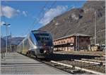 Ein FS Trenitalia Ale 501 ME Minuetto unterwegs von Domodossola nach Novara bei der Abfahrt in Premosello Chiavenda, die sich etwas verzögerte, da der Lokführer auf ein Foto wartet und ich