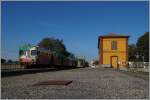 Der FRE Locale 11162 von Parma nach Suzzara, bestehend aus dem f�hrenden Steuerwagen Ln 880-034 und schiebende Motorwagen ALn 668-014 ist in Brescello eingetroffen, einer kleiner Landstation unweit