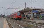 Ein FS Trenitalia BTR 813 ist von Torino in Chiavasso eingetroffen und wird nach dem Richtungwechsel in Richtung Aosta weiterfahren. Bis nach Ivrea elktrich, dann thermisch. 

24. Feb. 2023