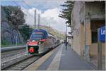 Der FS Trenitalia ETR 104 074 hat als Regionalzug 12973 den Bahnhof Letojanni erreicht. Der Zug ist auf dem Weg von Messina Centrale nach Catania Centrale. 

11. M�rz 2026