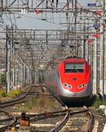  Frecciarossa f�hrt mit einer kleinen Versp�tung in den Bahnhof von Verona ein und wird nach kurzem Halt seine Reise mit unserer Reisegruppe nach Venzia fortsetzen.