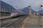 Ein FS Trenitalia ETR 610 erreicht Domodossola, noch unter  SBB -Regie  brennt das Dreilichtspitzensignal.