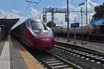 Hochgeschwindigkeitszug Italo ETR 675 07, h�lt im Bahnhof von Ferrara.