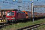 DB E Lok 191 018 durchf�hrt den Abstellbereich des Bahnhofs von Verona mit einem Tross Geschlossener G�terwagen der Gattung Tagnpps, die sie in der G�terzug Abstellung abgeholt hat.