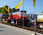 Die italienische VAIA CAR S.p.A. mit Sitz in Calvisano bei Brescia pr�sentierte auf der 29. Internationale Ausstellung Fahrwegtechnik 2025 (iaf) in M�nster (hier am 20 Mai 2025) das f�r die FS Mercitalia Shunting & Terminal (fr�her Serfer S.r.l.) bestimmte elektrische Akku-Zweiwege-Rangierfahrzeug Typ TSR 340 E (FULL ELECTRIC).

Das Fahrzeug wird mit zwei Elektromotoren mit einer Leistung von je 185 kW angetrieben, die von einem Hochvolt-Batteriepaket mit einer Kapazit�t von 240 kWh gespeist werden. Je nach Arbeitszyklen reicht die Leistung der Lithium-Ionen-Batterie f�r 6 bis 9 Stunden aus. Eine vollst�ndige Aufladung der Batterie ist in ca. 2 Stunden m�glich.

Das Antriebssystem ist PowerShift-Integralantrieb mit lastabh�ngigem Gangwechsel, gekoppelt mit den Elektromotoren, die �ber Kegelrad- und Planetengetriebe auf die Stra�endifferenziale wirken. Der Antrieb auf der Schiene erfolgt durch den Kontakt der Gummir�der auf der Schiene, mit einer speziellen Vorrichtung zur Regulierung des Kontaktdrucks.

Die Schienenfahrwerke vorn und hinten bestehen aus je vier Schienenr�dern, die auf spezielle, hydraulisch aktiv regelbare Federungen wirken, die auch unter widrigsten Betriebsbedingungen (z. B. bei ungleichm��igen H�henunterschieden zwischen Schienen und Boden) eine perfekte Stabilit�t der Lokomotive gew�hrleisten. Lieferbare Spurweiten sind 1.435 mm, 1.520 mm, 1.668 mm oder 1.676 mm, hier 1.435 mm (Normalspur).

Das Rangierfahrzeug ist mit vier hydraulischen Teleskopstabst�tzen ausgestattet, die folgende Funktionen erm�glichen:
•	Anheben und seitliches Verschieben des Fahrzeugs f�r den �bergang von der Stra�e auf die Schiene und umgekehrt.
•	Anheben des Fahrzeugs f�r Wartungsarbeiten (z. B. Reifenwechsel).

TECHNISCHE DATEN:
Spurweite: 1.435 mm (Normalspur) 
L�nge �ber Puffer: 7.300 mm
Breite: 2.500 mm (ohne R�ckspiegel)
H�he: 3.200 mm
Stra�enr�der Bereifung: 12.00.R24 (ca. � 1.150 mm)
Schienenf�hrung: absenkbare Spurkranzr�der
Achsabstand Stra�enr�der: 2.800 mm
Drehzapfenabstand (Schienenr�der): 5.500 mm
Achsabstand im Drehgestell: 1.250 mmhttps://hellertal.startbilder.de/?name=bilder_bearbeiten2.0#
Laufraddurchmesser Schienenr�der: 405 mm (neu)
Eigengewicht: 34.000 kg
H�chstgeschwindigkeit: 30 km/h
Maximale Zugkraft auf Stra�e: 289 kN
Maximale Zugkraft auf Schiene: 238 kN
Maximale Anh�ngelast auf ebener Strecke: 4.750 t
