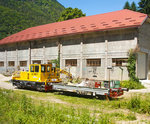 Eine mir nicht bekannte gelbe Diesellok 270020-6 der RFI (Rete Ferroviaria Italiana /FS Bereich Schienennetz und Eisenbahninfrastruktur) konnte ich am 20.06.2016 in Varzo aus dem EC heraus aufnehmen.