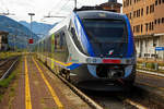 Der dreiteilige Minuetto Elettrico ME 053 (94 83 3501 053-x I-TI) der Trenitalia, abgestellt am 15.09.2017 im Bahnhof Domodossola.