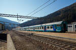 Geführt von einem MDVC-Steuerwagen mit Gepäckabteil, erreicht am 28 März 2022 der Trenitalia Regional-Express (Verona Porta Nuova – Trento – Bozen – Brenner/ Brennero), den Bahnhof Gossensaß/Colle Isarco. Schublok war die Trenitalia E 464.359.

Vorne der 2. Klasse MDVC-Reisezug-Steuerwagen mit Gepäckabteil (MDVC steht für Medie Distanze Vestiboli Centrali, deutsch für Mittlere Entfernungen in Ballungsräumen) 50 83 82-86 807-5 I-TI der Trenitalia, der Gattung npBD und Bauart APR ( Hasenkasten -Steuerwagen) .

Die den Wagen handelt es sich um in Italien hergestellte Eisenbahnwaggons die speziell für den Einsatz für mittlere Entfernungen wie z.B. RE (Regionalexpress Züge). Das „TE“ (vorne unten zeigt das es sich um einen Steuerwagen vom Typ TE (Tipo TE) für E-Loks handelt.

TECHNISCHE DATEN:
Spurweite: 1.435 mm
Länge über Puffer: 26.400 mm
Breite: 2.825 mm
Höhe: 3.965 mm
Drehzapfenabstand: 19.000 mm
Achsstand im Drehgestell: 2.400 mm
Laufraddurchmesser : 860 mm (neu)
Fußbodenhöhe: 1090 mm
Eigengewicht: 40 t
Sitzplätze: 60 (2. Klasse)
Zuladegewicht: 3 t
Höchstgeschwindigkeit: 160 km/h
Bremsbauart: Freno WU-R