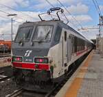 Lok E401 020 schiebt ihren Intercity Zug nach einem kurzen Halt aus dem Bahnhof von Ferrara.