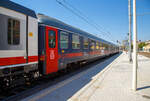 Der Trenitalia intercity notte Comfort Liegewagen 50 83 59-78 115-2 I-TI der Gattung Bc (ex FS 51684), eingereiht als Wagen 4 in den ICN 1959 von Roma Termini nach Syrakus (Siracusa), am 18 Juli 2022