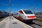 Der Trenitalia Frecciabianca ETR.463.28 (Pendolino) steht am 14 Juli 2022 im Bahnhof Roma Termini zur Abfahrt bereit.