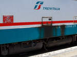 Detailbild der dieselelektrischen Lokomotive D 345 1010 (92 83 2345 010-8 I-TI) der Trenitalia Haken am 14 Juli 2022 im Bahnhof Roma Termini. Links sieht am das Fabrikschild mit den 6 Herstellern die an dem Bau der Lokomotive beteiligt waren. Es sind dies von oben nach unten: Ferroviaria Breda Pistoiesi / FIAT / Ercole Marelli & C. S.p.A. / Tecnomasio Italiano Brown Boveri / italtrofo /  SOFER Officine Ferroviarie