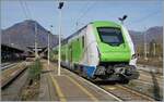 In Domodossola ist der Trenord Caravaggio ETR 522 144 (UIC 94 83 4522 844-9 I_TN) abgestellt, er wird später als  Regionale  nach Milano fahren.