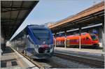 Während in Aosta auf Gleis 4 der FS Trenitaila  ALn 501-MD 093 steht, wartet auf Gleis 1 der  bimodulare FS Trenitalia BUM BTR 831 003 als Regionale 2722 auf seine Abfahrt nach Torino Porta