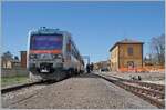 Die beiden Aln 663 078 und 077 verlassen nach einem kurzen Halt den Bahnhof Brescello-Viadana.