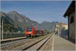 Der Blick geht vom südlichsten Bahnhof aus Richtung Norden und zeigt den als RV VdA 2718 von Aosta nach Torino Porta Nuova fahrenden FS Trenitalia BUM BTR 813 001. Er verlässt nach seinem Halt Pont S.Martin und bei der anschliessenden Weiterfahrt das Aostatal. 

12. Oktober 2023