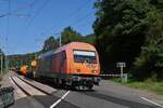 Um den Bahnübergang nicht zu lange zu blockieren wird die RTS Lok 2016 905 mit ein Paar Wagen vom Schienenbauzug getrennt, und fährt mit diesen über den Bahnübergang nahe