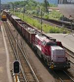 CFL Lok DE18 309 fährt mit einem Güterzug in den Bahnhof Belval Université ein.