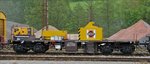 .Der Gegenlastwagen zu Gleiskran KRC 1200 (99 81 9377 003-4) mit dem  hinteren Gegengewicht des Gleisbaukrans,  und als letztes der Gedeckte Materialwagen  (81 A-RTS 1810 242-9) Typ Gabs, abgestellt