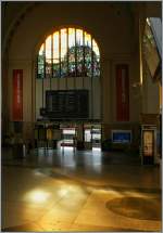 W�hrend wir in der Bahnhofshalle von Luxembourg auf Freunde warten, setzt die Sonne diese in ein besonderes Licht.