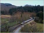 Eine abendliche Kletterpartie auf einen Felsvorsprung namens  Geeselee  in Lellingen erm�glichte diese Aussicht auf den IR 118 mit 4 Wagen, kurz nachdem dieser den Tunnel Lellingen verlassen hatte und