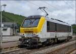 Es wird h�chste Zeit, dass die CFL E-Loks hier mal vorgestellt werden: Das Bild zeigt die 3008 am 29.08.2010 beim Umsetzen in Clervaux. Diese Lok wurde 1998 unter der Fabriknummer 1309 bei Alstom gebaut. (Jeanny)

Die CFL S�rie 3000 ist baugleich mit der SNCB S�rie 13 und die Loks k�nnen deshalb auch untereinander problemlos in Doppeltraktion fahren. Von den 80 Maschinen, die 1997 von SNCB und CFL bei Alstom gekauft wurden, gingen 60 nach Belgien und 20 nach Luxemburg. In Luxemburg sind sie unter den Nummern 3001 bis 3020 immatrukuliert worden. Heute sind noch 19 im Dienst, die 3001 wurde kurz nach der Auslieferung besch�digt und im November 2011 wurde sie verschrottet.

Die Loks der S�rie 3000 werden sowohl im Personen- als auch im G�terverkehr eingesetzt. Dank einer Spezialausr�stung k�nnen sie im G�terverkehr bis St Louis (F) fahren. Im Personenverkehr k�nnen sie von den CFL Dosto-Steuerwagen aus gesteuert werden.

Die technischen Daten der CFL S�rie 3000: 

Nummerierung: 3001-3020
St�ckzahl: 20
Hersteller: Alstom
Baujahre: 1997-2001
Achsfolge: Bo'Bo'
Dienstmasse: 90 Tonnen
L�nge �ber Puffer: 19110 mm
H�he: 4220 mm
Maximale Achsenlast: 21 Tonnen
H�chstgeschwindigkeit: 200 km/h
Stromsysteme: 3kV Gleichstrom/25kV Wechselstrom/1,5 kV Gleichstrom (mit halber Leistung)
Leistung: 5200 kW
 

