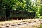 Der dreiachsiger Abteilwagen der zweiten Klasse mit einer Plattform AMTF 94539, ex SNCB/NMBS C 96539 der belgischen Staatseisenbahnen, der AMTF - Association des Musée et Tourisme Ferroviaires a.s.b.l. (Train 1900), eingereiht im Zugverband am 16 Juni 2013 im Industrie- und Eisenbahnpark Fond-de-Gras, hier beim Haltepunkt Fussbesch.

Der belgische Personenwagen vom Type GCI (Grande Capacité et Intercirculation / Große Kapazität mit Durchgang) wurde 1908 von Charles Allard in Chatelineau ein Stadtteil von Châtelet im Südwesten von Belgien (Wallonien) gebaut und an die belgischen Staatseisenbahnen geliefert. Die GCI-Wagen waren bis Mitte der 1960er im Einsatz. Im Jahre 1973 wurde er von der AMTF Train 1900 käuflich erworben. Dieser Wagen, sowie der ex SNCB B94544 der AMTF, wurde ebenfalls bei der SNCB als ein „3te Klasse“ Wagen ausgeliefert. Aus praktischen Gründen seitens AMTF Train 1900 wurde der Waggon auf eine 2te Klasse umgezeichnet. Die Inneneinrichtung blieb dabei unverändert. Dieser Wagen auf einer Stirnseite eine offene außen Plattform.

Dieser Reisezugwagen ist mit einem seitlichen Gang versehen um in die unterschiedlichen Abteile zu gelangen und endet an den Stirnseiten mit einer Tür. An den beiden Stirnseiten befinden sich Übergangsbrücken. Die Übergänge waren aber nur für das Zugpersonal bestimmt. Diese Wagen bekamen die Bezeichnung GCI, wobei das I für  Intercirkulation  stand, also die Verbindung der Wagen und die Korridore, sodass das Personal sozusagen zirkulieren konnte. Der Wagen hat zwar auch noch die durchgehenden Trittbretter und die waagerechten Geländer, diese wurden aber nicht mehr verwendet, da es viele Unfälle geben hatte.

Zwischen 1889 und 1921 wurden von acht verschiedenen belgischen Wagenbaufirmen insgesamt 2876 GC bzw. CGI Wagen für die belgische Staatsbahn gebaut. Die meisten GC-Wagen (ohne Seitengang) wurden noch vor dem zweiten Weltkrieg außer Dienst gestellt, die GCI-Wagen waren bis Mitte der 1960er im Einsatz. Diese Wagen bestimmten somit für viele Jahrzehnte das Bild des Personenverkehres bei der Bahn in Belgien.

TECHNISCHE DATEN:
Baujahr: 1908 
Hersteller: Charles Allard in Chatelineau
Spurweite: 1.435 mm (Normalspur)
Anzahl der Achen: 3
Länge über Puffer: 15.300 mm
Achsstand: 2 x 4.550 mm
Laufraddurchmesser: 1.010 mm (neu)
Breite: 3.100 mm
Höhe über SOK: 3.492 mm
Höchstgeschwindigkeit: 80 km/h
Dienstgewicht: 21 t
Sitzplätze: 64 (Holzbänke)