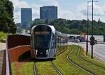 Stra�enbahn 111, kommt vom Kirchberg her �ber die Rote Br�cke und erklimmt eine kleine Steigung kurz vor der Haltestelle Theater in der Stadt Luxemburg.