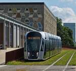 Stra�enbahn 115, f�hrt vom Kirchberg her kommend am Theater vorbei in Richtung Hauptbahnhof der Stadt Luxemburg.