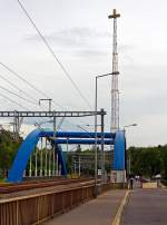 Die blaue Br�cke �ber die Alzette in Ettelbr�ck (an der Nordstrecke Linie 10) am 16.06.2013, aus diesem Blickwinkel sieht sie schon schief aus.