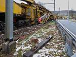 An einer Stra�enkurve neben der Bahnstrecke nahe Drauffelt, gelangen mir einige Bilder der Arbeitsweise des Gleisumbauzuges.