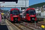 Der Triebzug 2411 kommt gerade aus Kautenbach in den Bahnhof Wiltz eigefahren, daneben steht Triebzug 2418 der gleich in Richtung Kautenbach abfahren wird.