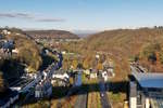 - Suche den Zug - Vom Pont Grande-Duchesse Charlotte (Rout Br�ck) in Luxembourg-Ville hat man eine prima Aussicht auf den Stadtteil Pfaffenthal mit dem neuen Bahnhof Pfaffethal-Kirchberg und der